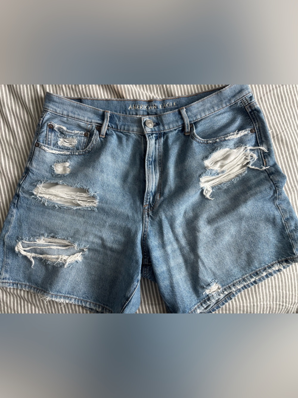 American Eagle Outfitters Light Blue Distressed Women’s Denim Short